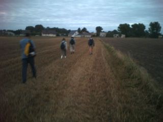 Wczesnym rankiem przez pola idziemy na mszę św.